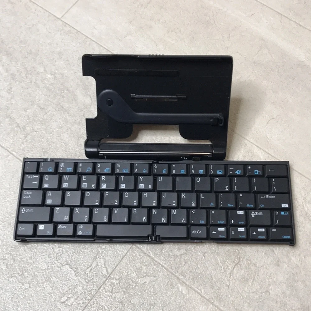 Palm Univeral Wireless Keyboard Black Portable Folding QWERTY Bluetooth Travel